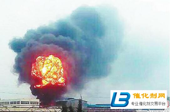 4月12日11:00許,周村區和平工業園內一家涂料廠發生火災,黑煙騰空而起。照片由市民提供